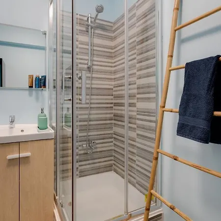 Apartment Max Crib - Seafront 2 Bedroom With Ac And Private Parking In